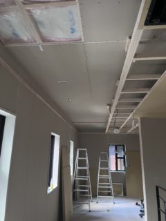 天井の解体、設備の取付け